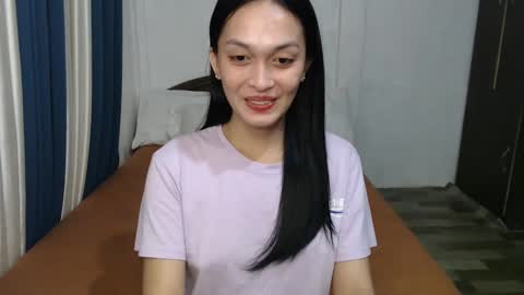 Snapshot of divina_graciaxx chatting on 12/12/24, 01:28 DIVINA online show from 12/12/24, 01:28