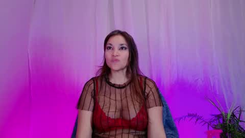 Snapshot of divinelynn chatting on 01/01/25, 06:16 DivineLynn online show from 01/01/25, 06:16