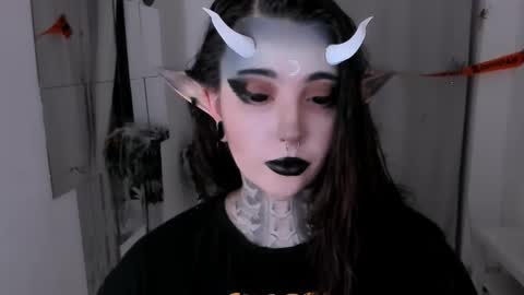 dixipixi_ online show from 10/26/25, 05:57