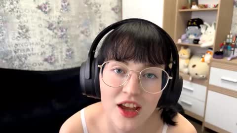 Snapshot of dodiebabikian chatting on 09/09/25, 12:05 Annie PVT IS OPEN online show from 09/09/25, 12:05