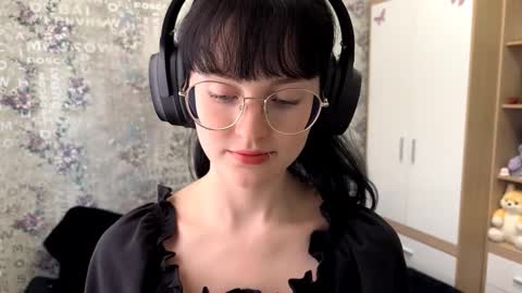 Snapshot of dodiebabikian chatting on 09/10/25, 12:05 Annie PVT IS OPEN online show from 09/10/25, 12:05