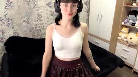 Snapshot of dodiebabikian chatting on 09/11/25, 12:05 Annie PVT IS OPEN online show from 09/11/25, 12:05