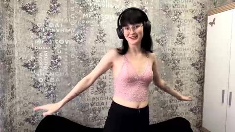 Snapshot of dodiebabikian chatting on 09/13/25, 12:16 Annie PVT IS OPEN online show from 09/13/25, 12:16