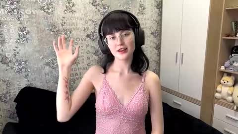 Snapshot of dodiebabikian chatting on 09/15/25, 12:05 Annie PVT IS OPEN online show from 09/15/25, 12:05