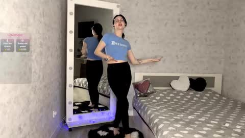 Snapshot of dodiebabikian chatting on 11/05/25, 09:15 Annie PVT IS OPEN online show from 11/05/25, 09:15