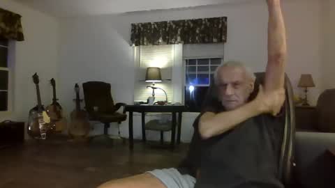 dogluc7 online show from 12/31/24, 12:43