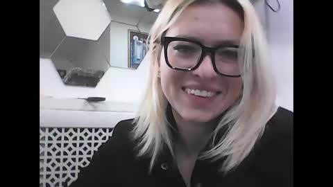 dolce_tempt online show from 12/22/25, 08:22