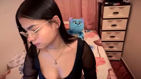 Snapshot of doll_dolcce chatting on 10/19/25, 05:41 doll dolcce online show from 10/19/25, 05:41