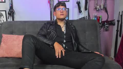 Snapshot of dom2travelers_sm chatting on 02/16/25, 07:16 Diego Castell online show from 02/16/25, 07:16