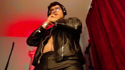 Snapshot of dom2travelers_sm chatting on 09/10/25, 04:40 Diego Castell online show from 09/10/25, 04:40