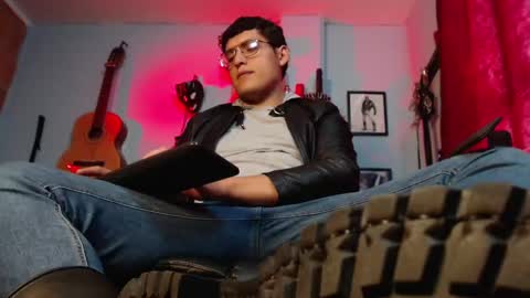 Snapshot of dom2travelers_sm chatting on 09/18/25, 09:28 Diego Castell online show from 09/18/25, 09:28