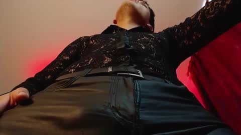 Snapshot of dom2travelers_sm chatting on 09/19/25, 04:07 Diego Castell online show from 09/19/25, 04:07