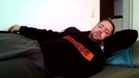 Snapshot of dombio_12 chatting on 11/16/25, 01:28 dombio_12 online show from 11/16/25, 01:28