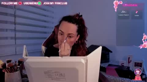 Snapshot of domina_deivis chatting on 03/01/25, 05:09 I WILL BE BACK ON WEDNESDAY DECEMBER 4 0100AM COLOMBIA TIME online show from 03/01/25, 05:09