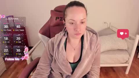 Snapshot of domina_deivis chatting on 12/19/25, 02:02 I WILL BE BACK ON WEDNESDAY DECEMBER 4 0100AM COLOMBIA TIME online show from 12/19/25, 02:02