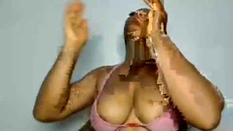 Snapshot of domina_veloura27 chatting on 06/20/26, 09:01 laura online show from 06/20/26, 09:01