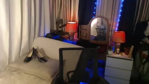 Snapshot of dominantrix_diannaxxx chatting on 12/16/24, 02:15 diana online show from 12/16/24, 02:15