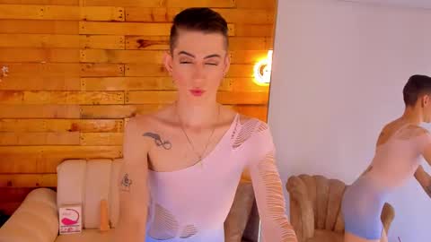 Snapshot of dominic_thailor chatting on 11/25/25, 02:39 Dominic online show from 11/25/25, 02:39