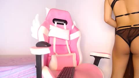 Snapshot of dominika_angel chatting on 10/20/25, 01:06 online show from 10/20/25, 01:06