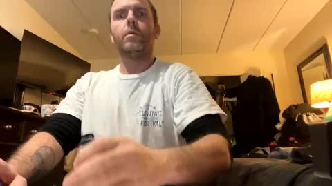 Snapshot of dondoin chatting on 01/28/25, 12:26 live online show from 01/28/25, 12:26