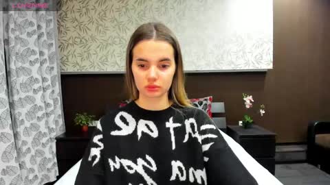 Snapshot of donnaaa_evans chatting on 12/24/24, 11:55 Donna On GMT2 Mon-Fri 3-9 AM online show from 12/24/24, 11:55