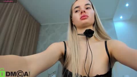 Snapshot of donnaaa_evans chatting on 11/26/25, 12:22 Donna On GMT2 Mon-Fri 3-9 AM online show from 11/26/25, 12:22