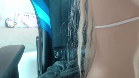Snapshot of dont_forget__ chatting on 10/05/25, 09:18 Nika online show from 10/05/25, 09:18