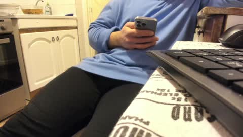 Snapshot of doriancretu95 chatting on 12/25/24, 06:09 menu below online show from 12/25/24, 06:09