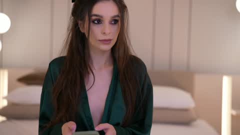 Snapshot of dovia chatting on 12/21/25, 07:59 . . online show from 12/21/25, 07:59