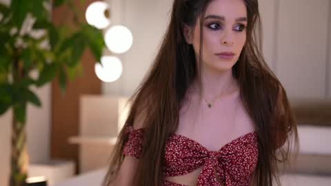 Snapshot of dovia chatting on 12/22/25, 08:11 . . online show from 12/22/25, 08:11