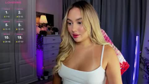 Snapshot of dreamaise chatting on 11/08/25, 03:23 Mary pvt open use pink and blue app lovense online show from 11/08/25, 03:23