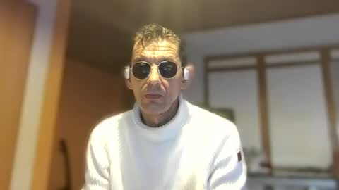 Snapshot of dreambob chatting on 12/19/25, 12:34 Dreambob online show from 12/19/25, 12:34