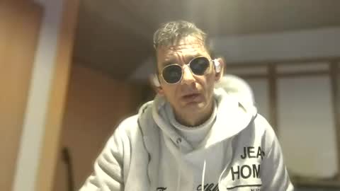 Snapshot of dreambob chatting on 12/20/25, 07:32 Dreambob online show from 12/20/25, 07:32