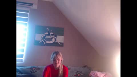 Snapshot of dreamcatcherfantasy chatting on 12/18/24, 07:47 A girl online show from 12/18/24, 07:47