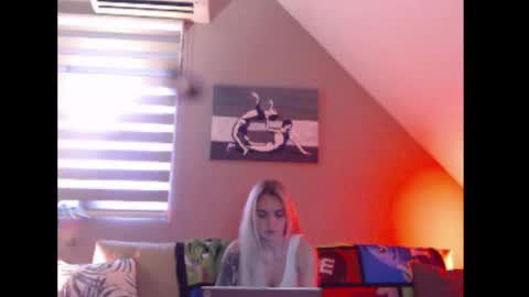 Snapshot of dreamcatcherfantasy chatting on 11/27/25, 08:05 A girl online show from 11/27/25, 08:05