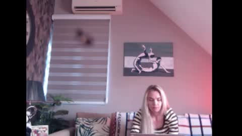 Snapshot of dreamcatcherfantasy chatting on 11/28/25, 08:06 A girl online show from 11/28/25, 08:06