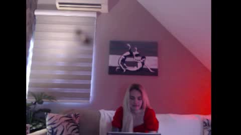 Snapshot of dreamcatcherfantasy chatting on 12/04/25, 08:23 A girl online show from 12/04/25, 08:23