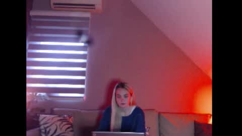 Snapshot of dreamcatcherfantasy chatting on 12/15/25, 07:34 A girl online show from 12/15/25, 07:34