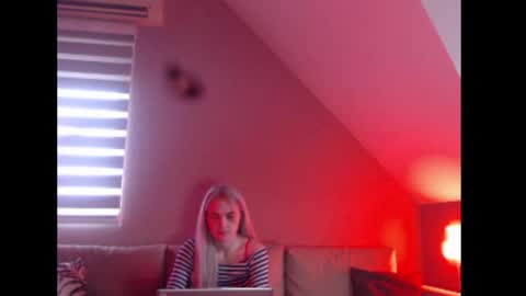 Snapshot of dreamcatcherfantasy chatting on 12/18/25, 08:20 A girl online show from 12/18/25, 08:20