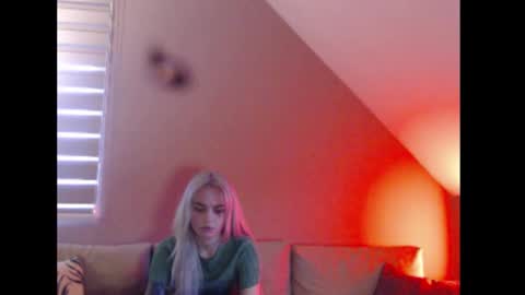 Snapshot of dreamcatcherfantasy chatting on 12/19/25, 08:10 A girl online show from 12/19/25, 08:10