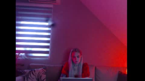 Snapshot of dreamcatcherfantasy chatting on 12/23/25, 07:50 A girl online show from 12/23/25, 07:50