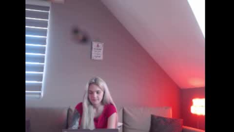 Snapshot of dreamcatcherfantasy chatting on 01/12/26, 08:30 A girl online show from 01/12/26, 08:30