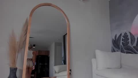 Snapshot of dreamyylilah chatting on 02/28/25, 05:37 Lilah online show from 02/28/25, 05:37