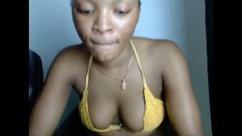 Snapshot of drippingnwet chatting on 11/28/25, 08:00 drippingnwet online show from 11/28/25, 08:00