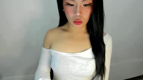 Snapshot of dripqueenxoxo chatting on 10/24/25, 01:07 miss. Erika online show from 10/24/25, 01:07