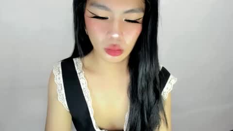 Snapshot of dripqueenxoxo chatting on 10/28/25, 05:22 miss. Erika online show from 10/28/25, 05:22