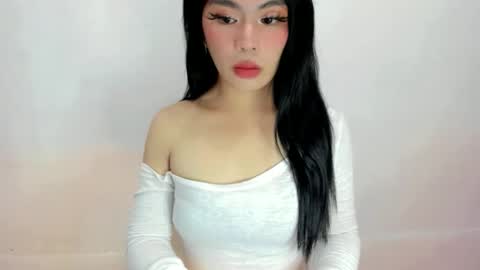 Snapshot of dripqueenxoxo chatting on 11/05/25, 12:27 miss. Erika online show from 11/05/25, 12:27