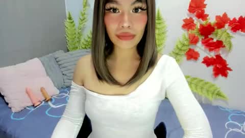 Snapshot of dripqueenxoxo chatting on 11/28/25, 10:29 miss. Erika online show from 11/28/25, 10:29