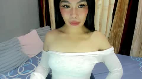 Snapshot of dripqueenxoxo chatting on 12/18/25, 02:12 miss. Erika online show from 12/18/25, 02:12