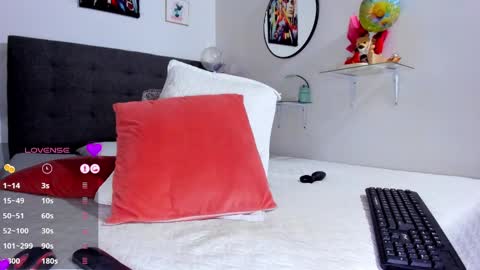 Dulce Maria online show from 02/11/25, 02:14